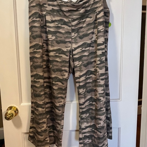 Xersion Camouflage Lounge Wear Pants Decorative Belt NWT. Womens XXL - Picture 2 of 4
